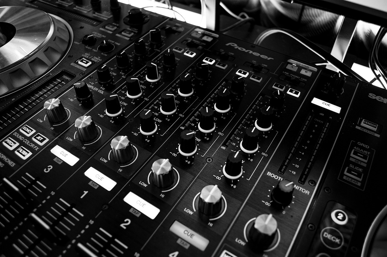 mixer-table-music-1284507 mixer, table, music-1284507.jpg
